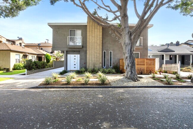 Puerta principal - 4035 Lincoln Ave