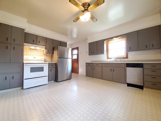 Foto del edificio - 2418 23rd Ave NW