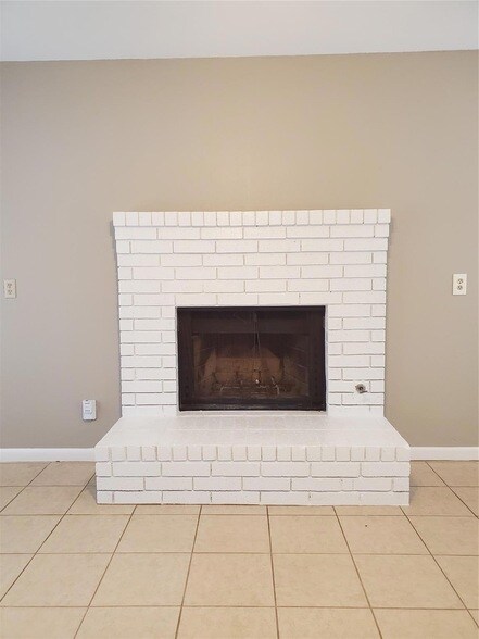 Building Photo - 9008 Sanger Dr