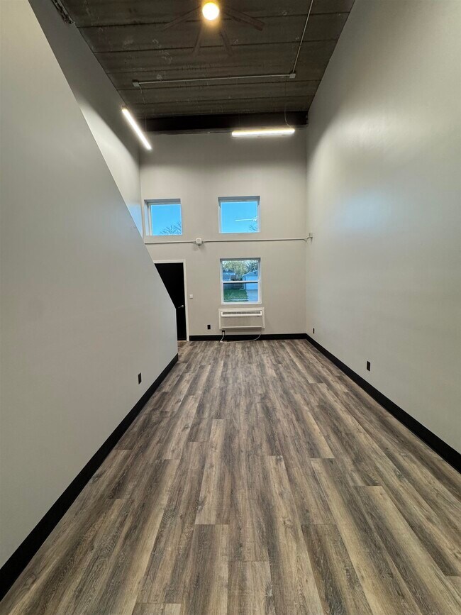 Foto del edificio - 824 W 8th St