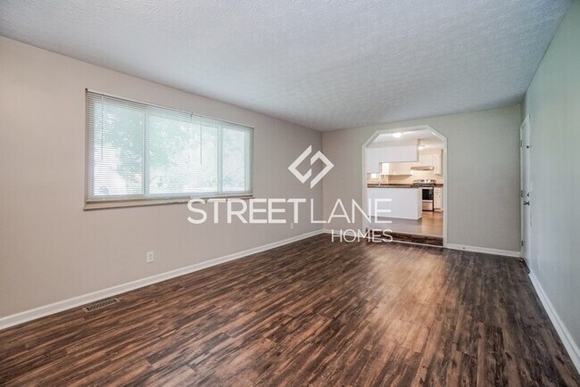 Building Photo - REDUCED!