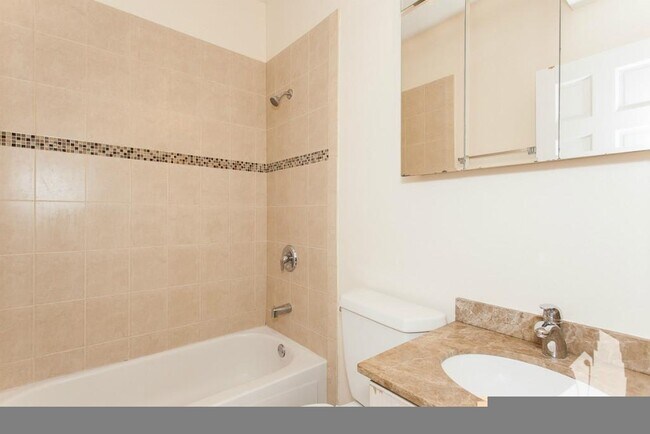 Foto del edificio - 2320 N Southport Ave