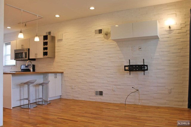 Foto del edificio - 42 Locust Ln