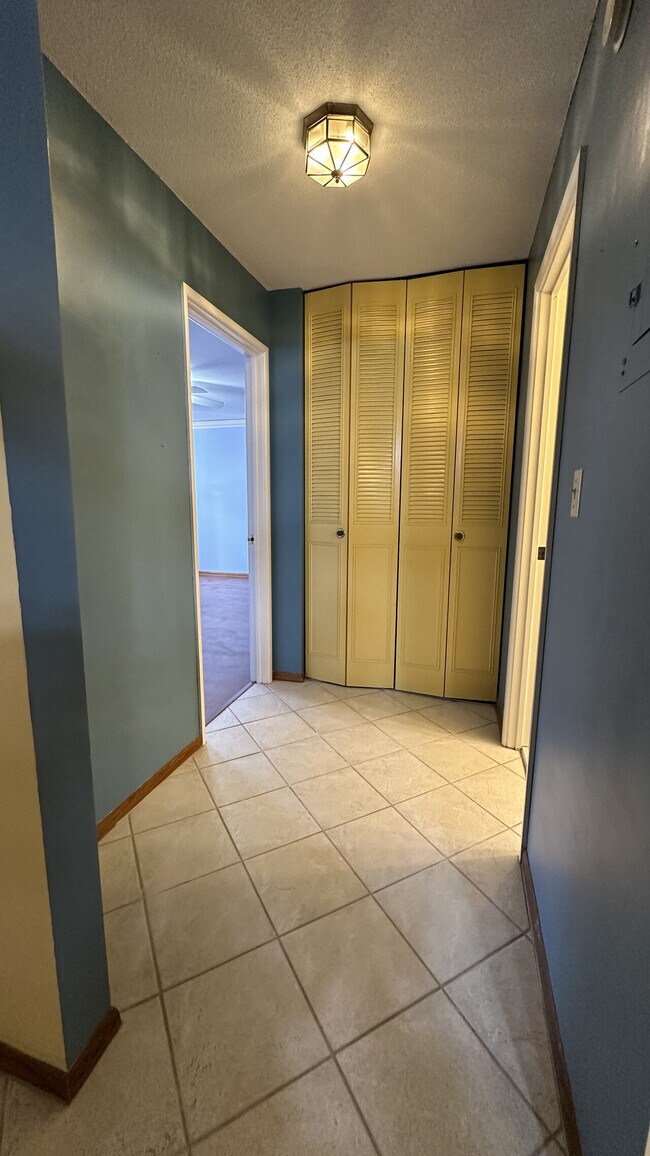 Building Photo - Roseville Condo on Lexington