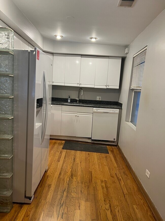 Foto del edificio - 1535 N Leavitt St