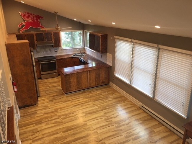 Building Photo - 265 Lake Shore N