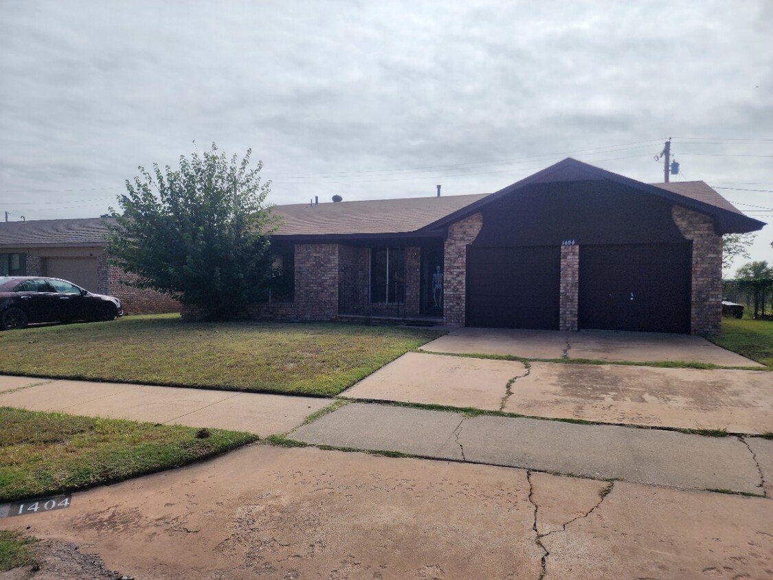 Front of house. Double driveway. Nice porch. WIthin walking distance of high school. - 1404 San Ann Dr