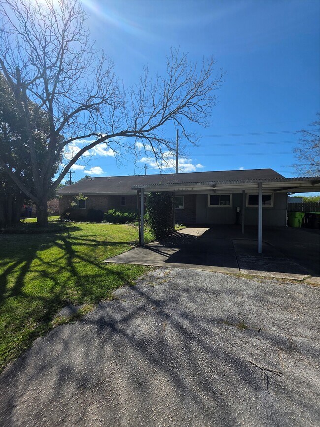 Foto del edificio - 1703 Cypress Dr