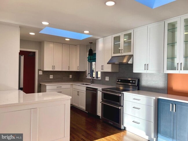 Building Photo - 6223 Beachway Dr