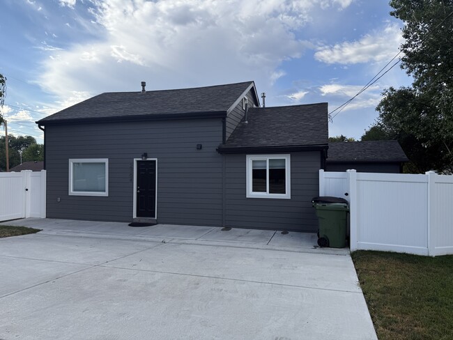 Building Photo - 2704 Poly Dr