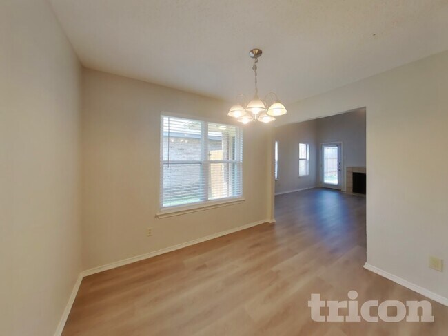 Foto del edificio - 1611 Sunset Village Dr