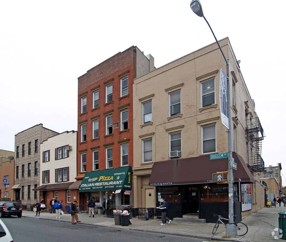 Foto del edificio - 558 Driggs Ave