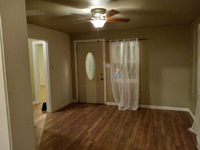 SALÓN 2 - 409 Belmont Ave