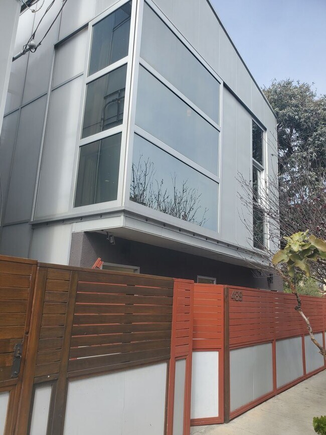 Foto del edificio - 487-489 CARROLL AVE.