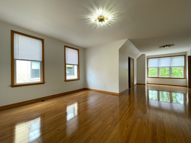 Building Photo - 3614 W Dickens Ave