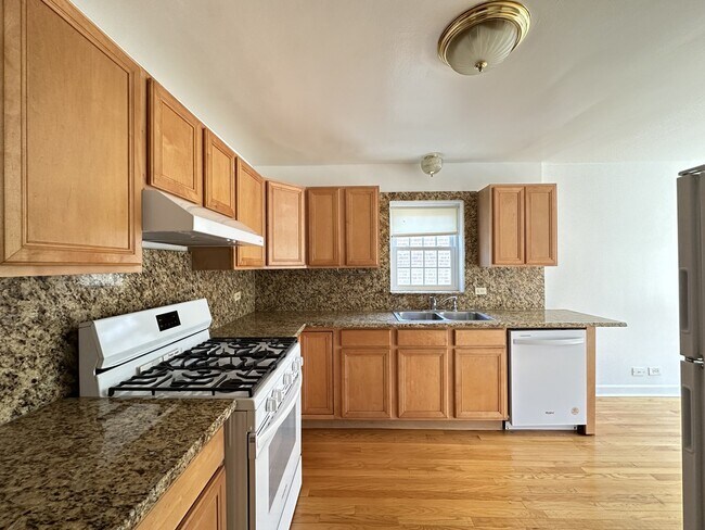 Building Photo - 5534 N Campbell Ave