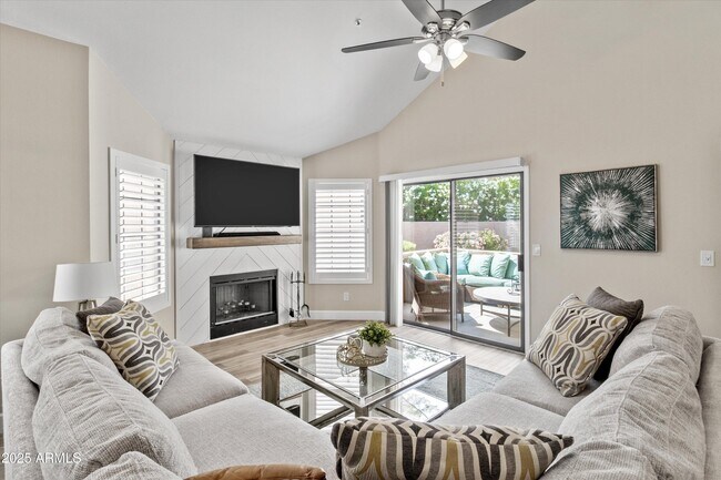 Foto del edificio - 8700 E Mountain View Rd