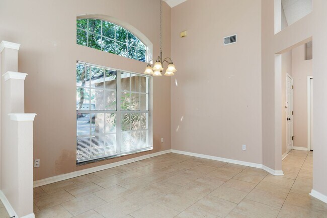 Foto del edificio - HEATHROW 3 BDRM HOME READY MID-AUGUST!