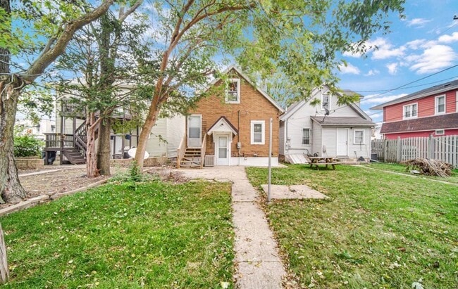 Building Photo - 1003 N Hickory St