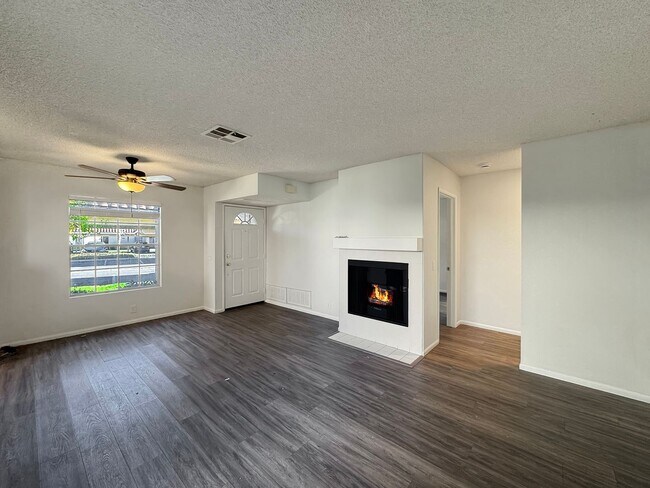 Foto del edificio - Stylish 2BD/2BA Condo in Mira Mesa's Summit Ridge Community with Private Patio & Pool Access