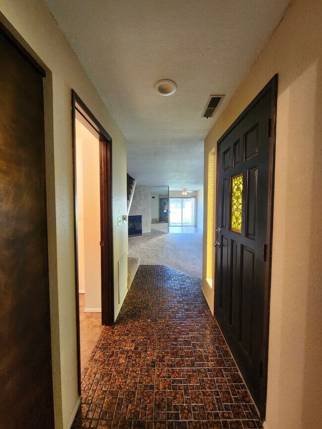 Building Photo - $500 off 1st Months Rent!! End Unit Townho...