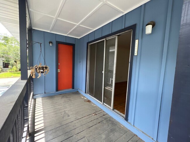 Foto del edificio - Nicely renovated 2 bedroom, 1 bathroom uni...