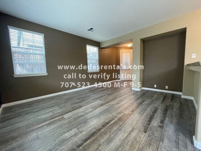 Building Photo - Lovely 2-level home in Northwest Santa Rosa!