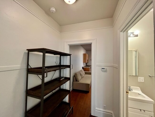 Building Photo - Centrally located 1 BR/1BA apartment home ...