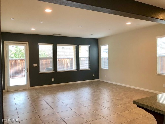 Building Photo - 4 br, 3 bath House - 767 W Riatta Ranch Dr