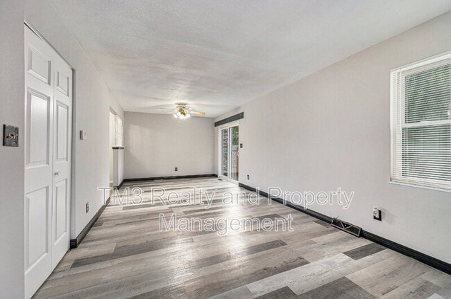 Foto del edificio - 3731 NE Colonial Dr