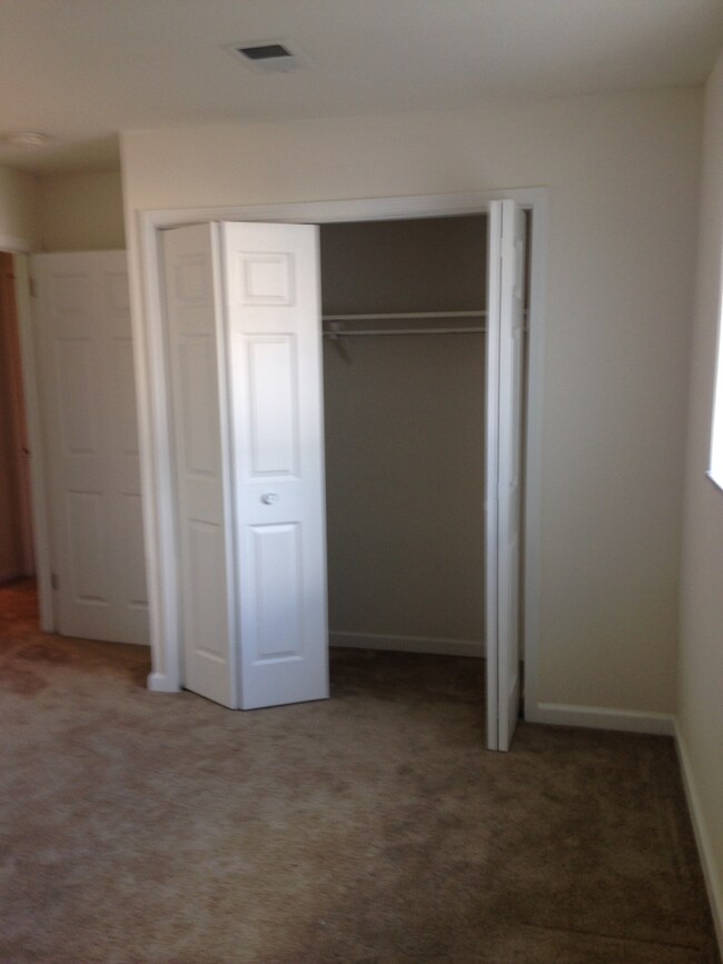 Building Photo - 1609 Valley Rd