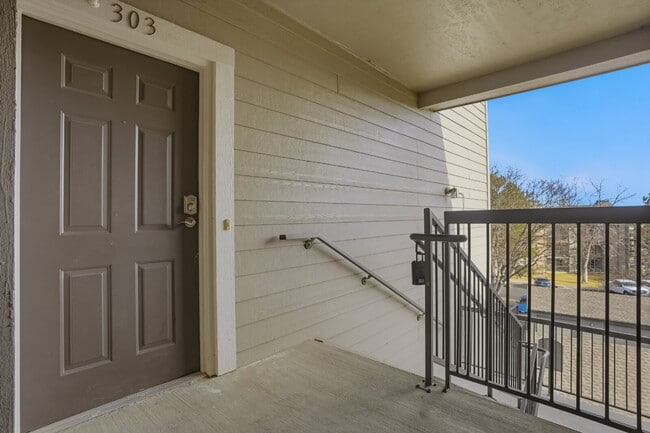 Building Photo - Updated Two Bedroom Condo in Great Location - Community Pool