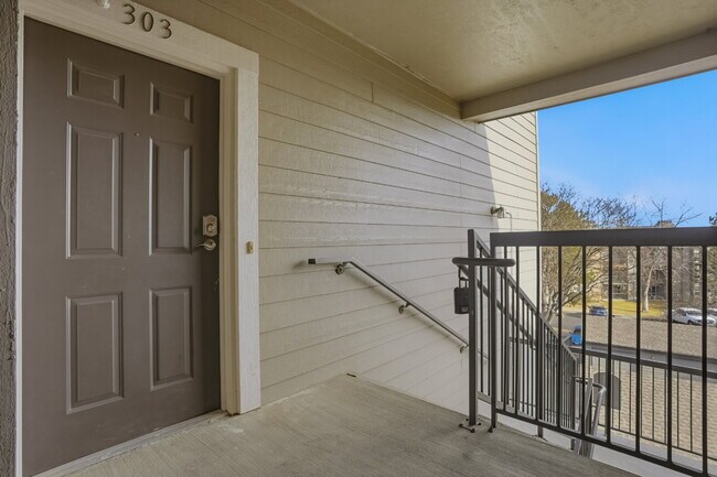 Building Photo - Updated Two Bedroom Condo in Great Location