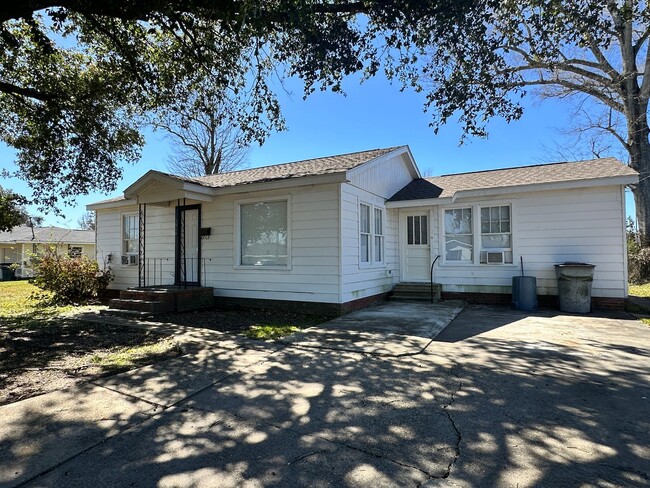 Foto del edificio - Spacious 3/2 available Near McNeese!