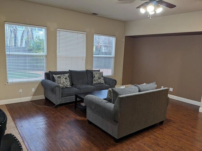 Foto del edificio - Clean 2000 sqft. 3 Bedroom 2 Bathroom Anatolia Home for Lease.