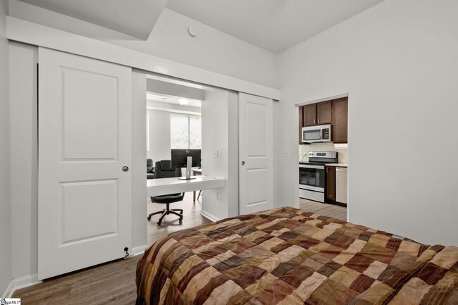 acceso a luz natural y techos de 12 pies de altura - 100 E Washington St