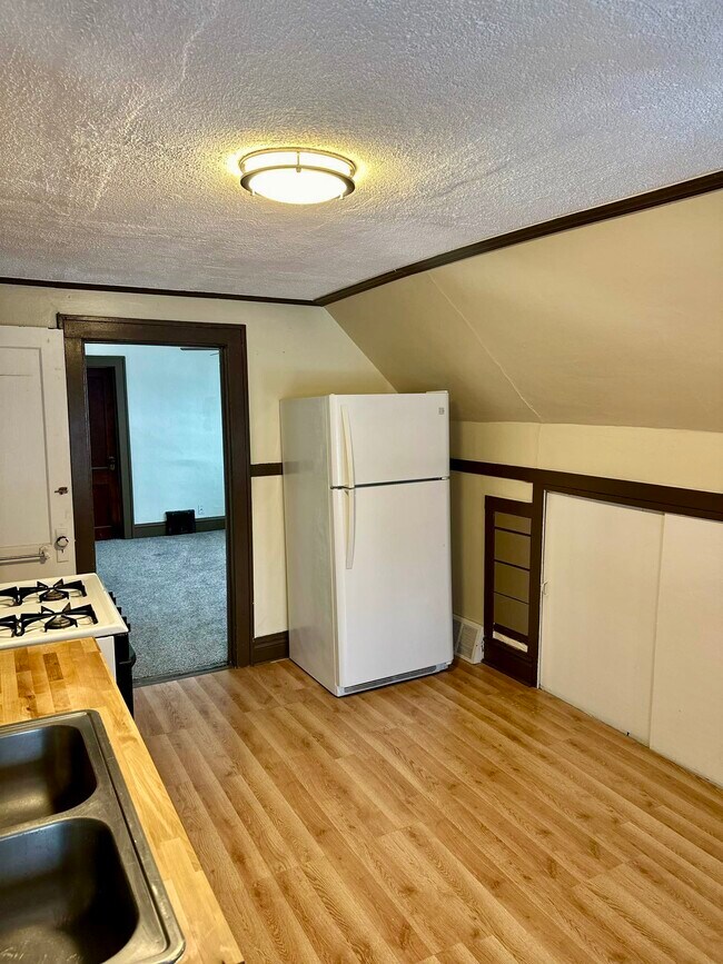Kitchen - 1035 E Potter Ave