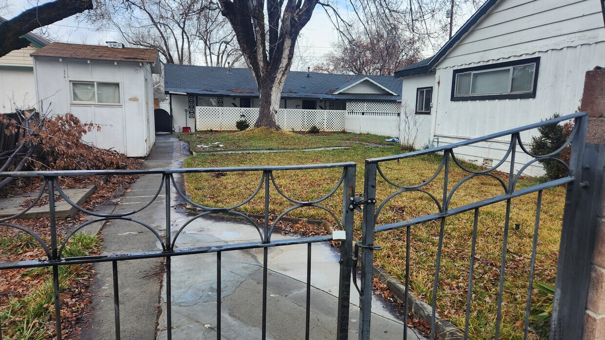 triplex - 152 N Spring St