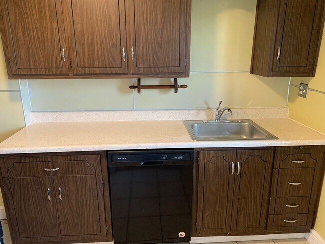 Building Photo - Charming Townhouse in a Beautiful Neighborhood