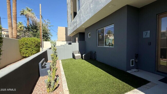 Foto del edificio - 3150 E Glenrosa Ave