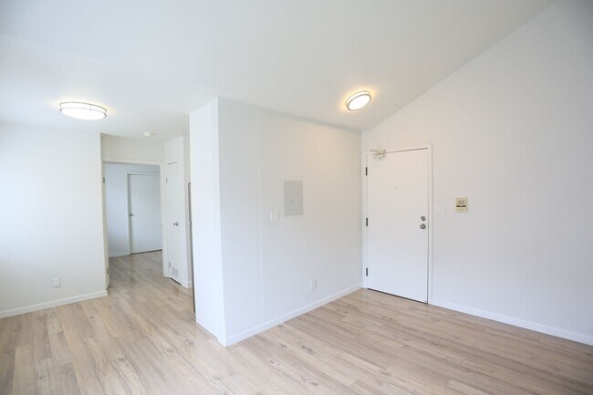 Building Photo - Bright Fully Renovated, H/W Floors, Shared...