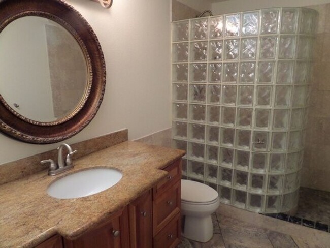 Foto del edificio - GREAT NEW PRICE! Gorgeous 6-Bedroom Home on 5 Acres with Tons of Privacy in Issaquah!!