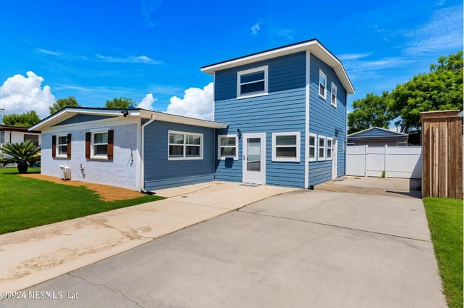 Building Photo - 401 Claudia Dr