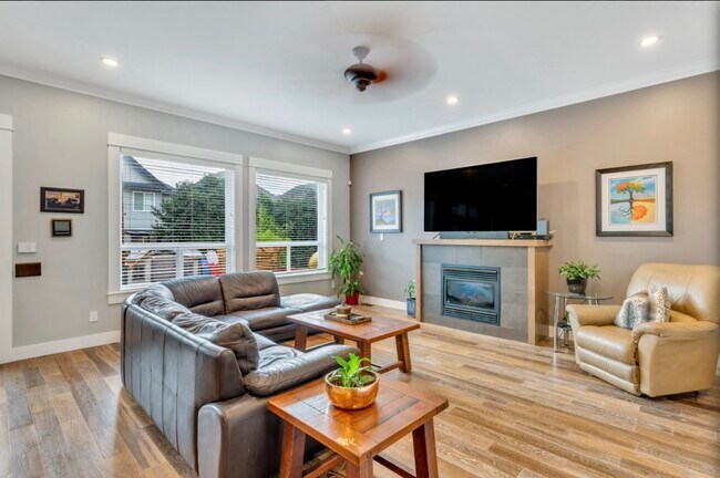 Photo du bâtiment - Elegant 5 Bed 5 Bath Extremely Spacious 2 Storey Home for Rent in Langley with 2 Dens!