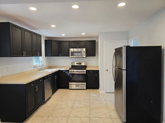 Building Photo - Remodeled 4Bd 3Bath home w Basement