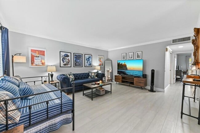 Building Photo - 279 Normandy Ln