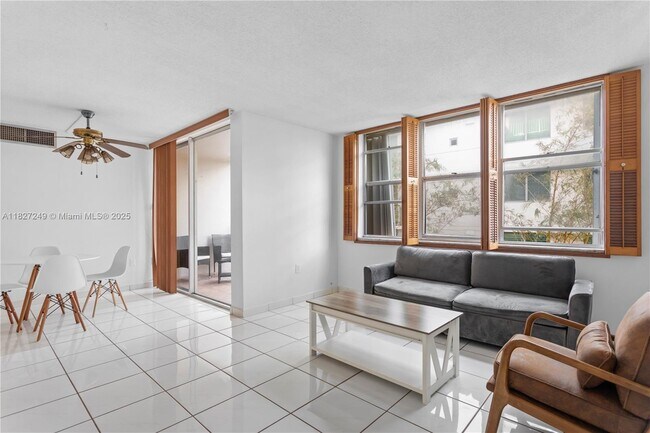 Foto del edificio - 9440 W Bay Harbor Dr