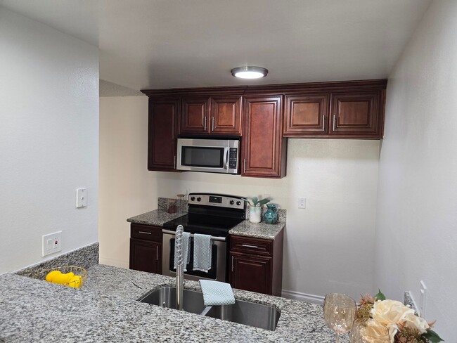 Foto del edificio - Downstairs 1 Bedroom Unit with Front Patio...