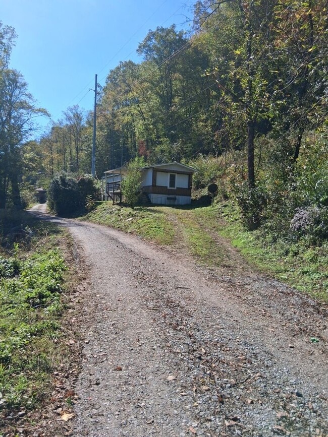 Building Photo - $1,800 - 2 Bedroom / 1 Bath Mobile Home Sitting on the Tuckasegee River