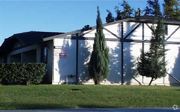 Foto del edificio - Holly Sierra Apartments